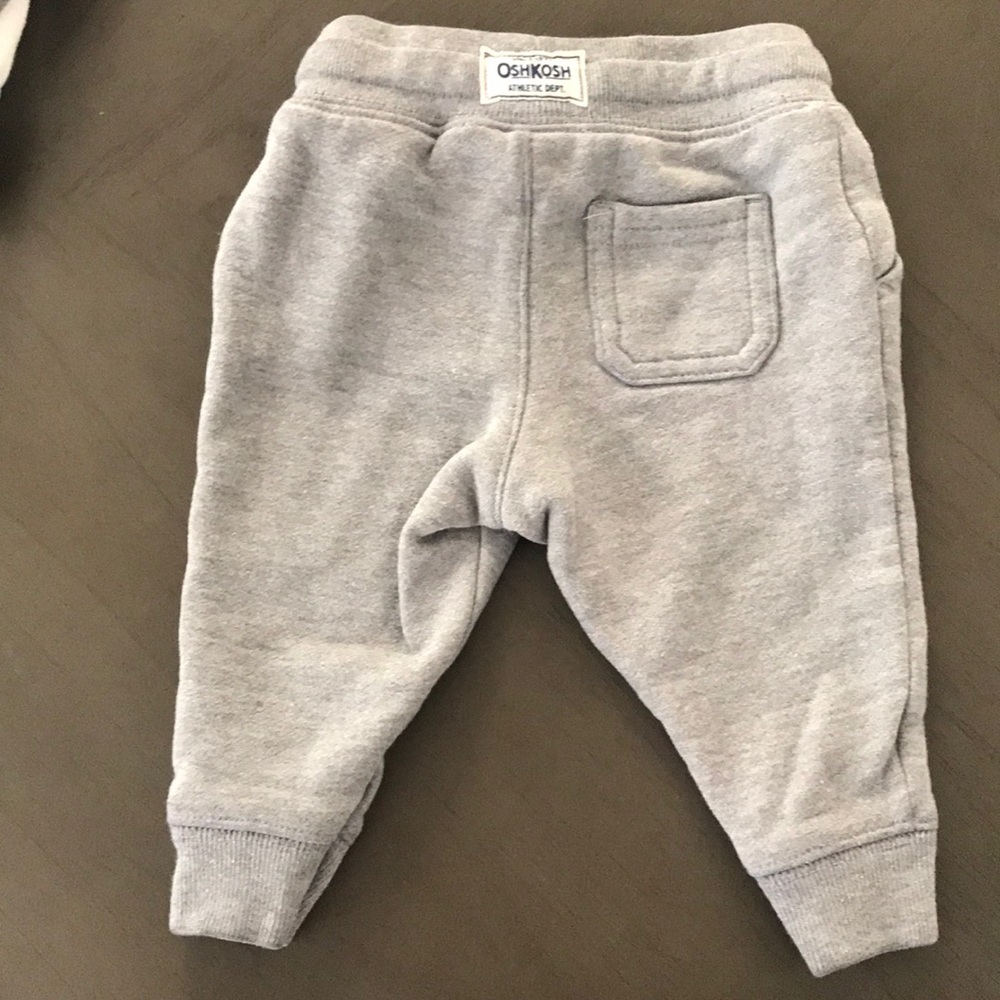 OshKosh B’gosh 2 piece outfit. Perfect condition. - Picture 5 of 7